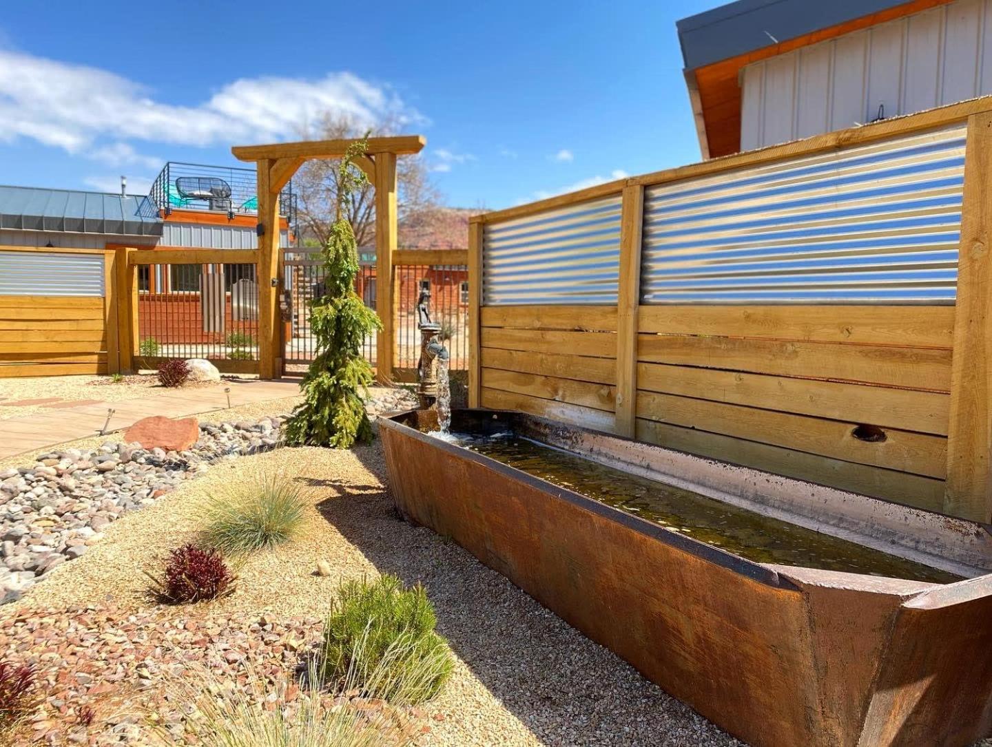 Timber & Tin G 2bed 2bath W Pool & Rooftop Deck *