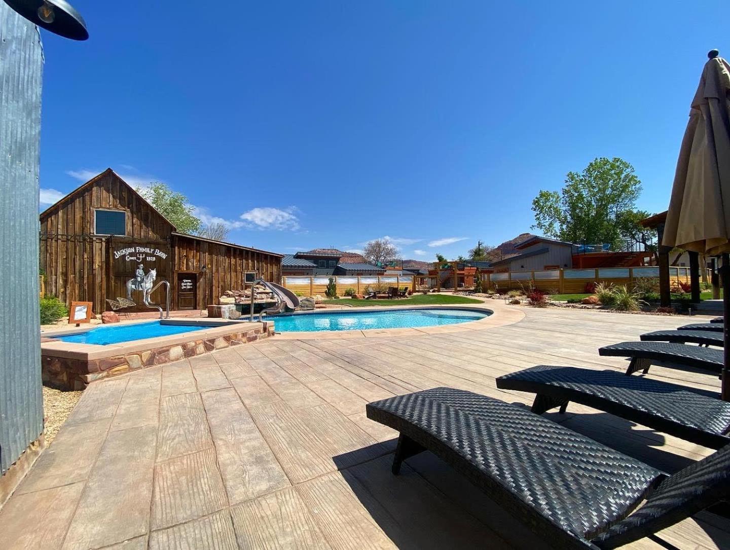 Timber & Tin G 2bed 2bath W Pool & Rooftop Deck